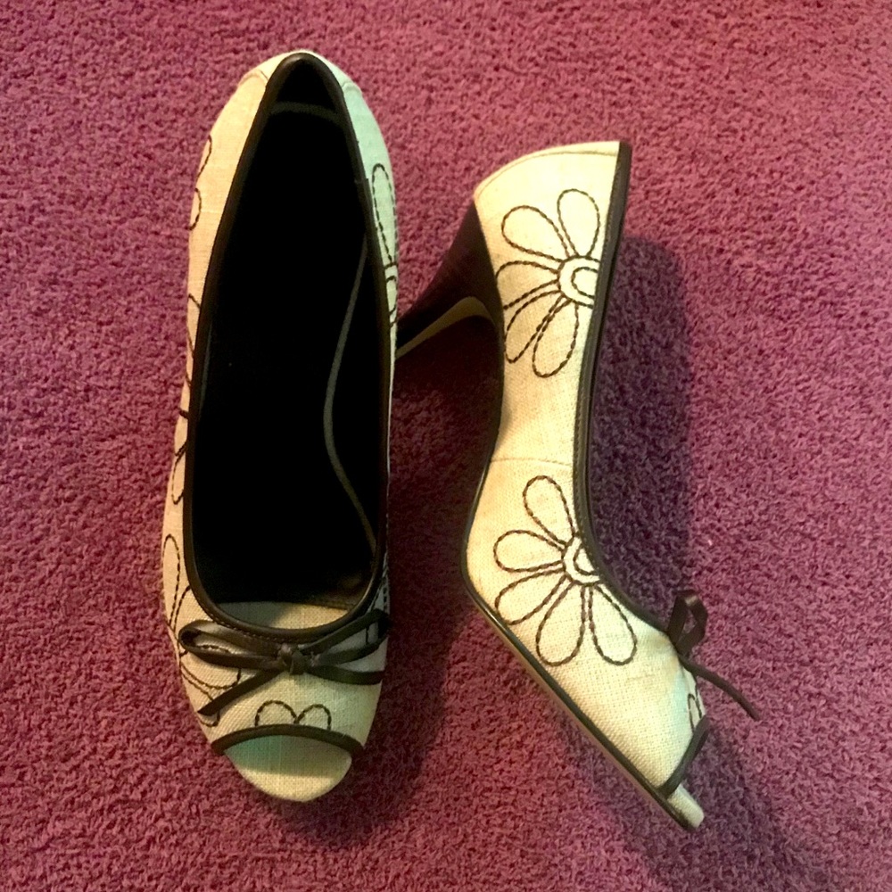 Nine West Natural & Dk Brn Canvas Heels